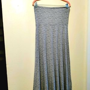 Grey and White Geometrical Print Maxi Skirt Size Small by Thyme and Honey